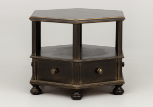 картинка Cтаринный столик салоне старинных вещей "Шебби" являющийся официальным дистрибьютором в России и Беларуси