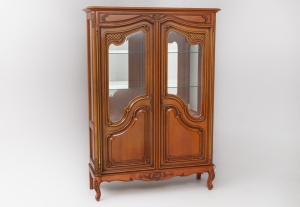 картинка Старинная витрина из красного дерева салоне старинных вещей "Шебби" являющийся официальным дистрибьютором в России и Беларуси