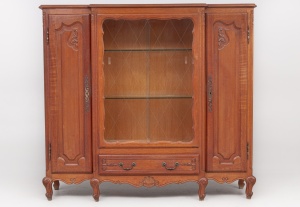 картинка Старинный дубовый посудный шкаф с раздвижными стеклами салоне старинных вещей "Шебби" являющийся официальным дистрибьютором в России и Беларуси