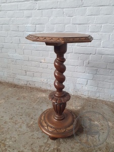 картинка Антикварный приставной столик на винтовой опоре салоне старинных вещей "Шебби" являющийся официальным дистрибьютором в России и Беларуси