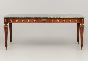 картинка Cтаринный столик салоне старинных вещей "Шебби" являющийся официальным дистрибьютором в России и Беларуси