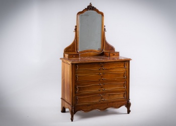 Старинный комод с зеркалом и мраморной столешницей, декорированный тонкой резьбой код.&nbsp;RM4165362