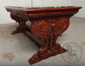 картинка Антикварный стол с мраморной поверхностью и кресло салоне старинных вещей "Шебби" являющийся официальным дистрибьютором в России и Беларуси