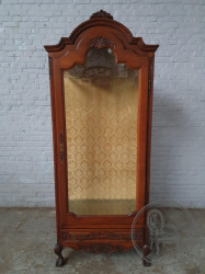 Антикварная дубовая витрина с узорной резьбой и опорами в виде лап код. BE3259583