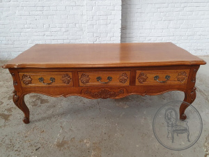 картинка Старинный журнальный столик с 3-мя выдвижными ящиками салоне старинных вещей "Шебби" являющийся официальным дистрибьютором в России и Беларуси