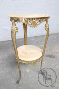 картинка Старинный столик салоне старинных вещей "Шебби" являющийся официальным дистрибьютором в России и Беларуси