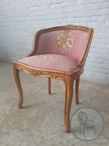 картинка Антикварное ореховое кресло с гобеленовой обивкой салоне старинных вещей "Шебби" являющийся официальным дистрибьютором в России и Беларуси