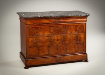 Антикварный комод со столешницей из черного мрамора код.&nbsp;RM4123738