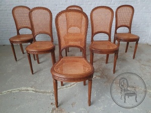 картинка Антикварные дубовые стулья салоне старинных вещей "Шебби" являющийся официальным дистрибьютором в России и Беларуси