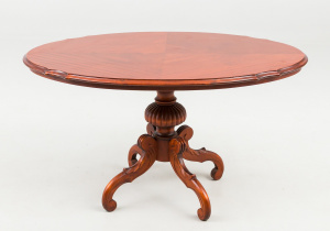 картинка Старинный столик салоне старинных вещей "Шебби" являющийся официальным дистрибьютором в России и Беларуси