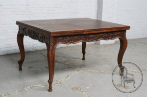 картинка Антикварный стол салоне старинных вещей "Шебби" являющийся официальным дистрибьютором в России и Беларуси