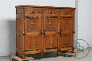 картинка Антикварный комод салоне старинных вещей "Шебби" являющийся официальным дистрибьютором в России и Беларуси