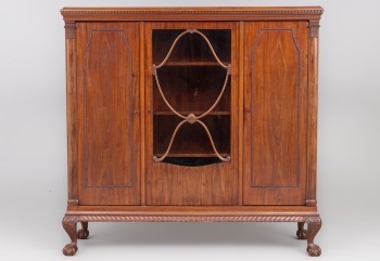 Старинный шкаф с фигурными ножками код. RM4101019