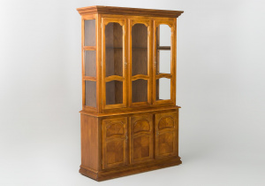 картинка Старинный посудный шкаф салоне старинных вещей "Шебби" являющийся официальным дистрибьютором в России и Беларуси