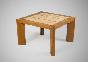 Старинный столик со вставками из терракотовых платок код.&nbsp;RM4166108