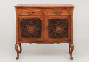 картинка Старинный комод салоне старинных вещей "Шебби" являющийся официальным дистрибьютором в России и Беларуси