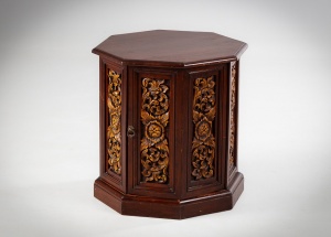 картинка Старинный комод из тика в ориентальном стиле салоне старинных вещей "Шебби" являющийся официальным дистрибьютором в России и Беларуси