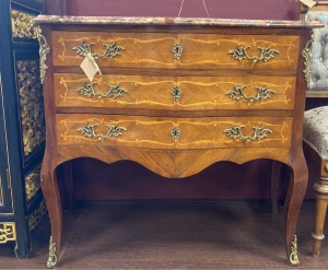 картинка Старинный комод c маркетри и мраморной столешницей салоне старинных вещей "Шебби" являющийся официальным дистрибьютором в России и Беларуси
