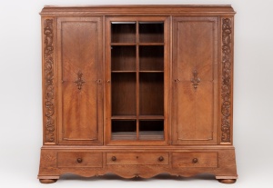 картинка Старинный книжный шкаф с художественной резьбой салоне старинных вещей "Шебби" являющийся официальным дистрибьютором в России и Беларуси