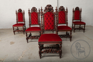 картинка Антикварное кресло в охотничьем стиле со сквозной тематической резьбой, фигурными опорами и шпилями салоне старинных вещей "Шебби" являющийся официальным дистрибьютором в России и Беларуси