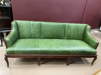 Старинный кожаный комплект диван и два кресла код. FUN25