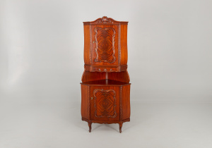 картинка Старинный угловой посудный шкаф салоне старинных вещей "Шебби" являющийся официальным дистрибьютором в России и Беларуси