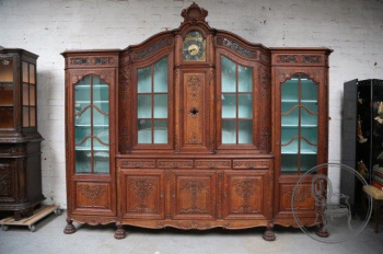 Антикварный посудный шкаф в льежском стиле с часами код. BE106954