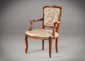 картинка Старинное кресло в обивке из гобелена, декорированное резьбой салоне старинных вещей "Шебби" являющийся официальным дистрибьютором в России и Беларуси