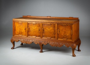 картинка Антикварный ореховый комод в стиле Чиппендейл салоне старинных вещей "Шебби" являющийся официальным дистрибьютором в России и Беларуси