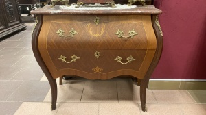 картинка Cтаринный комод с мраморной столешницей и декоративными накладками из латуни салоне старинных вещей "Шебби" являющийся официальным дистрибьютором в России и Беларуси