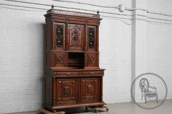 Антикварный ореховый буфет с витражными стеклами, декорированный фантазийной резьбой код. BE4097657