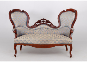 картинка Старинная козетка салоне старинных вещей "Шебби" являющийся официальным дистрибьютором в России и Беларуси