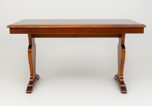 картинка Старинный стол салоне старинных вещей "Шебби" являющийся официальным дистрибьютором в России и Беларуси