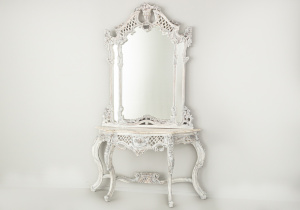 картинка Старинный консольный столик с зеркалом салоне старинных вещей "Шебби" являющийся официальным дистрибьютором в России и Беларуси