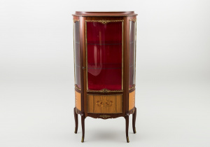 картинка Старинная витрина салоне старинных вещей "Шебби" являющийся официальным дистрибьютором в России и Беларуси