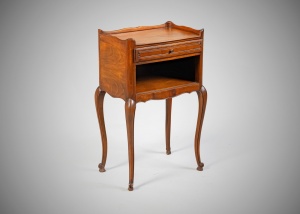 картинка Старинный комод с ножками-кабриоль салоне старинных вещей "Шебби" являющийся официальным дистрибьютором в России и Беларуси