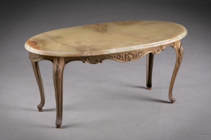 картинка Старинный латунный столик со столешницей из оникса салоне старинных вещей "Шебби" являющийся официальным дистрибьютором в России и Беларуси