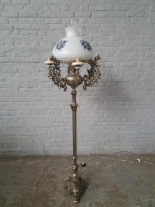 картинка Старинный бронзовый торшер в стиле рококо салоне старинных вещей "Шебби" являющийся официальным дистрибьютором в России и Беларуси