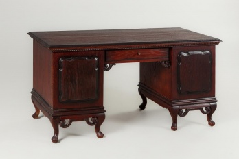 Старинный письменный стол с резными завитками у основания код. RM4101735