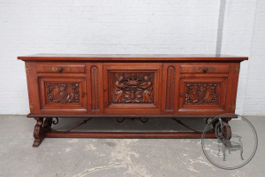 картинка Антикварный комод из дуба с металлическими коваными элементами салоне старинных вещей "Шебби" являющийся официальным дистрибьютором в России и Беларуси