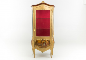 картинка Старинная витрина салоне старинных вещей "Шебби" являющийся официальным дистрибьютором в России и Беларуси