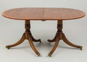 картинка Старинный стол салоне старинных вещей "Шебби" являющийся официальным дистрибьютором в России и Беларуси