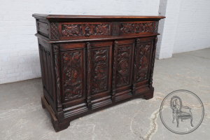 картинка Антикварный комод с резьбой в виде мужских и женских лиц салоне старинных вещей "Шебби" являющийся официальным дистрибьютором в России и Беларуси