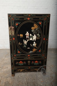 картинка Старинный комод с инкрустацией в ориентальном стиле салоне старинных вещей "Шебби" являющийся официальным дистрибьютором в России и Беларуси