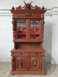 картинка Антикварный буфет с барельефной резьбой в виде охотников и с птицами на филенках салоне старинных вещей "Шебби" являющийся официальным дистрибьютором в России и Беларуси