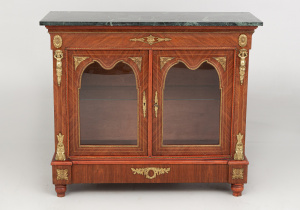 картинка Старинный комод салоне старинных вещей "Шебби" являющийся официальным дистрибьютором в России и Беларуси