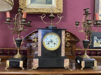 Антикварные каминные часы из мрамора с канделябрами (2 шт.) код. FUN3