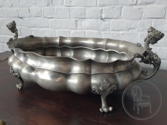 Антикварная оловянная сухарница с изящными ручками в античном стиле код. BE4097588