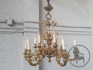 картинка Антикварная люстра из бронзы с позолотой с множеством ламп, стилизованных под свечи салоне старинных вещей "Шебби" являющийся официальным дистрибьютором в России и Беларуси