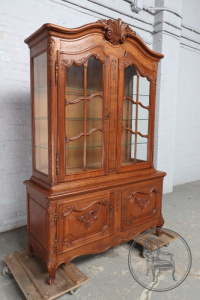 картинка Антикварная витрина салоне старинных вещей "Шебби" являющийся официальным дистрибьютором в России и Беларуси